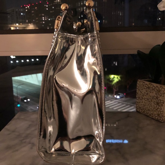 💎New Stunning Metallic BEBE totes 💎 - Picture 2 of 8
